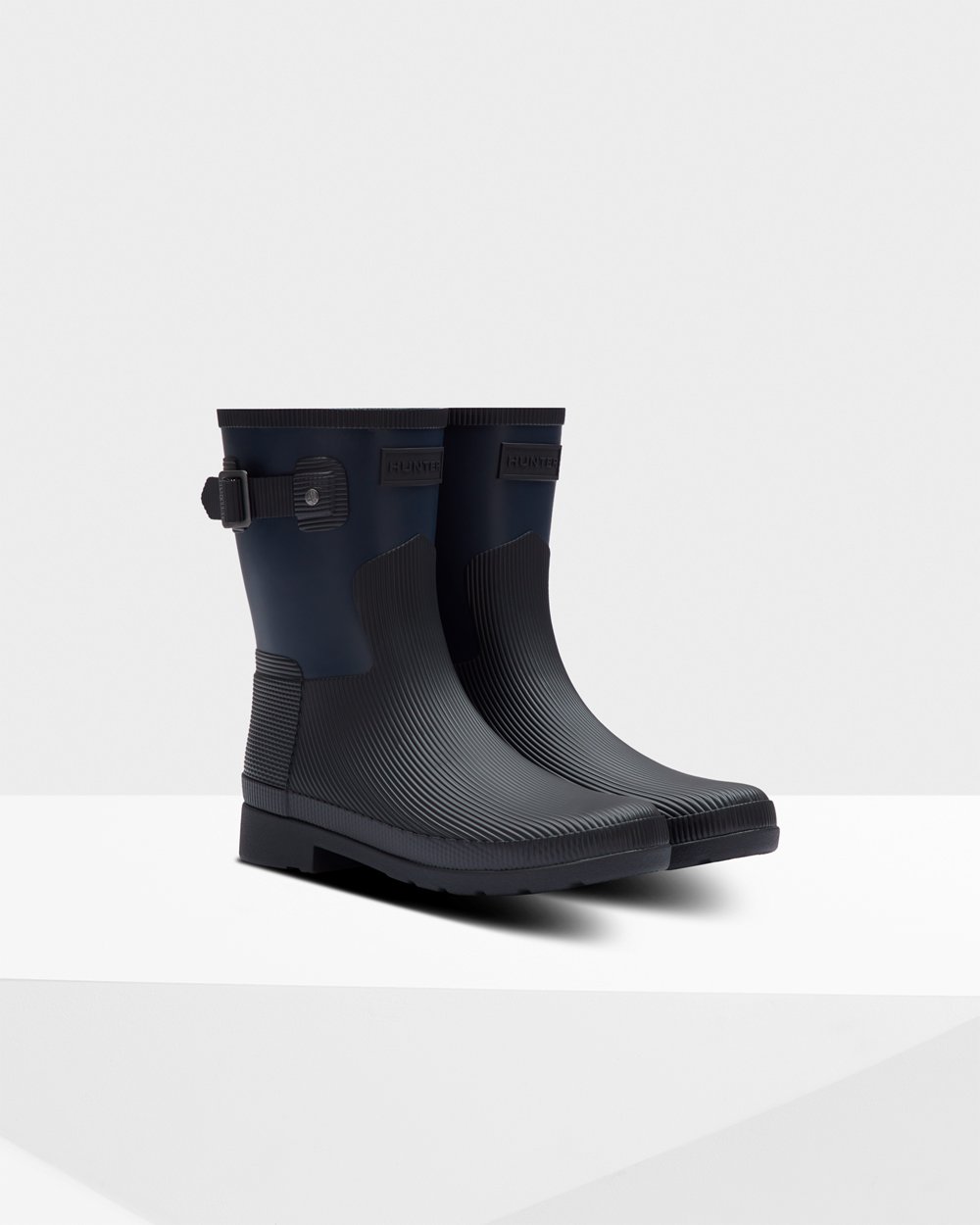 Galochas Curtas Hunter Feminina Azul Marinho/Pretas - Refined Texture Block Slim Fit - 94MQXRDVP